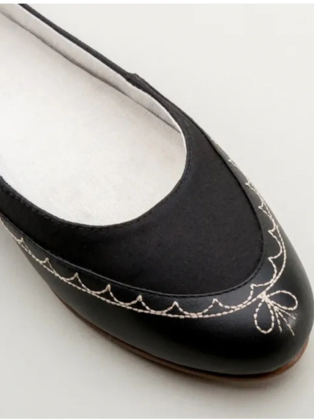 American Duchess Regency Era Dashwood flats Size 6 Black with ivory stitching